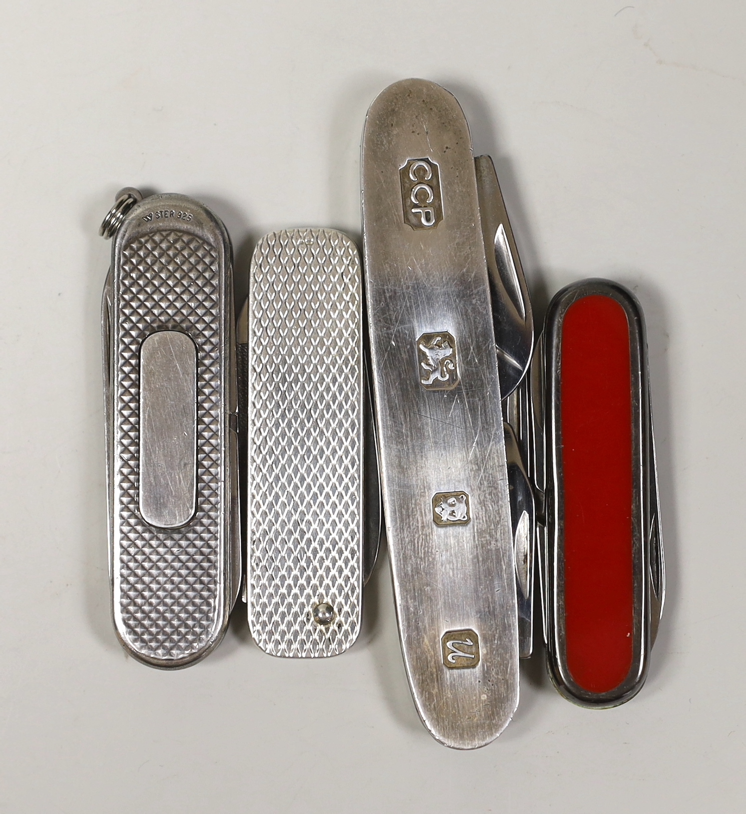 Four assorted modern silver or 925 mounted pen knives, largest, Chamberlain Clarke Partnership, London, 1994, 91mm.